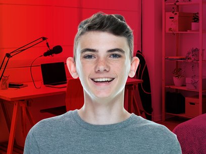 Schüler vor Schreibtisch