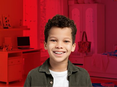 Grundschüler, Kinderzimmer im Hintergrund