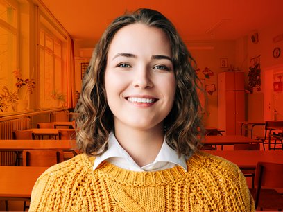 Junge Lehrerin, Klassenraum im Hintergrund