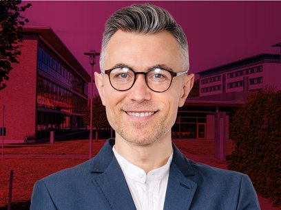 Lehrer vor Schulgebäude