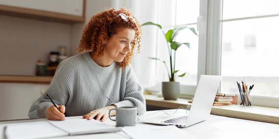 Junge Lehrerin am Laptop